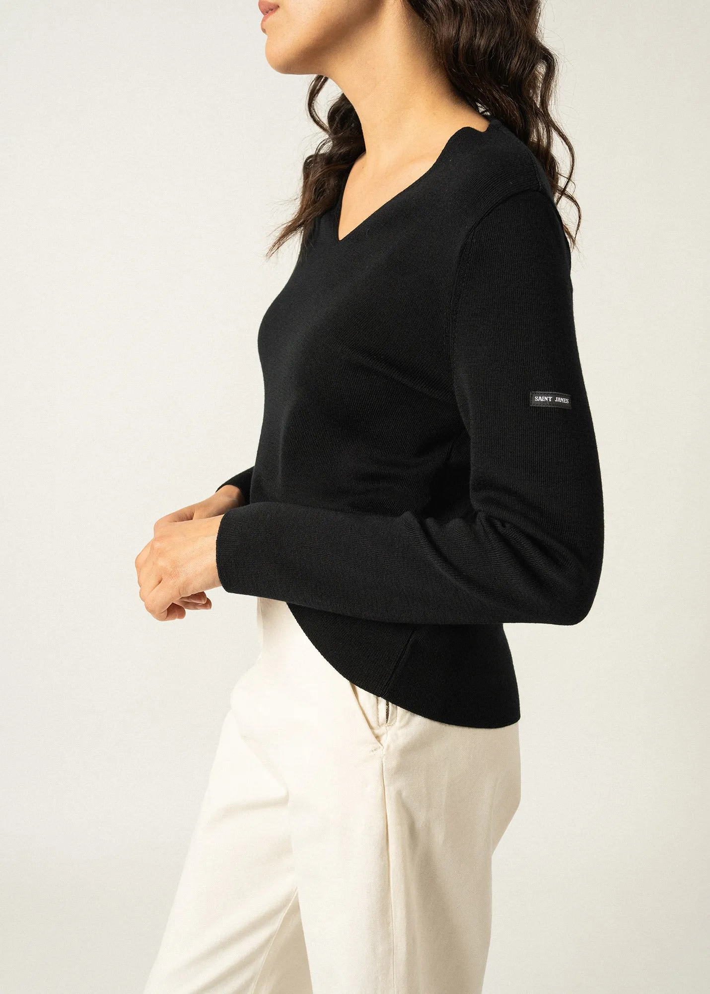 Brehat V neck jumper - in soft wool (NOIR)